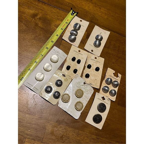 Vintage Button Lot Metal and Plastic on Cards USA 27 Pieces Old Stock - Picture 8 of 9